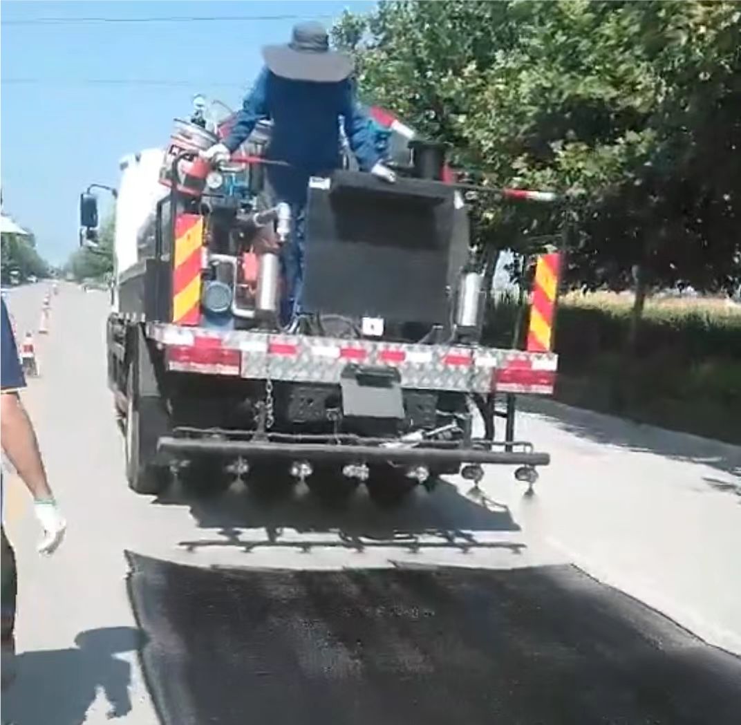 含砂瀝青封層車(chē)